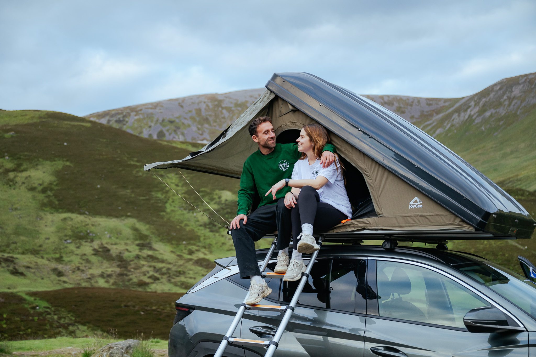 Rooftoptent Scotland happy roadtrip